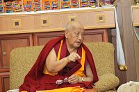 В «Золотой обители Будды Шакьямуни» досточтимый геше Дугда дарует Дхарму