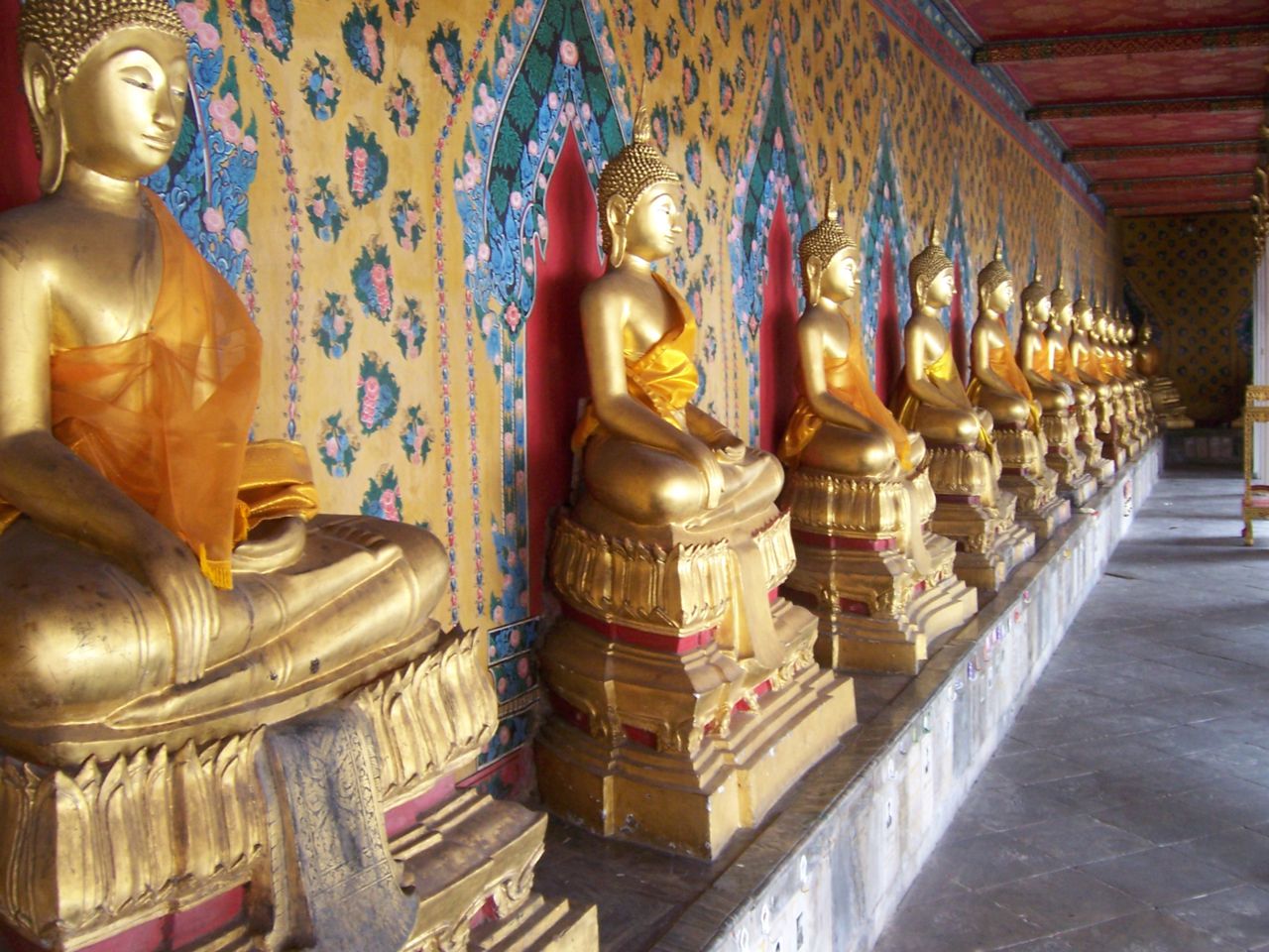 Изображение:Tam Qui Wat Arun Buddhas.jpg