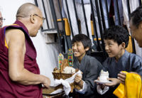 Его Святейшество Далай-лама даровал учение по буддизму для школьников в Индии