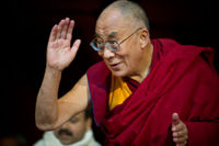 Его Святейшество Далай-лама поздравляет трех новых лауреатов Нобелевской премии мира