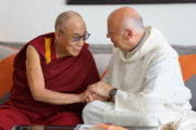 Его Святейшество Далай-лама со своим другом, монахом-бенедектинцем Лоренсом Фриманом. Манчестер, Великобритания. 18 июня 2012 г. Фото: Джереми Рассел (Офис ЕСДЛ)