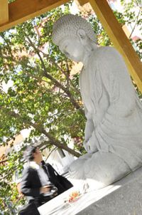 Во Владивостоке над статуей Будды возвели традиционную японскую крышу